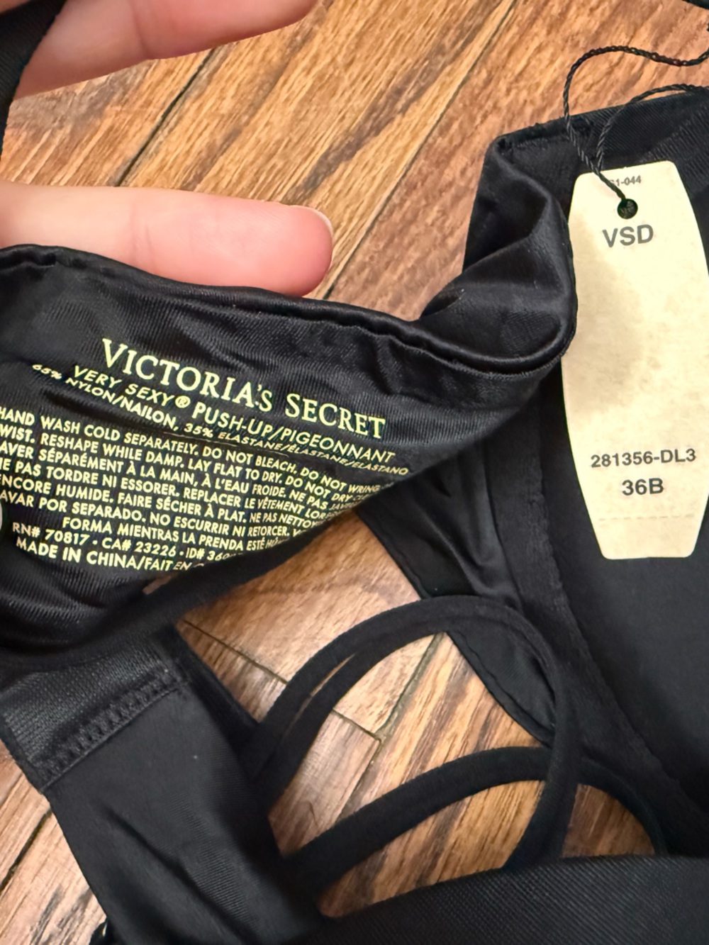 Victoria's Secret Black Very Sexy Push-up Bra. NWT - Picture 2 of 2